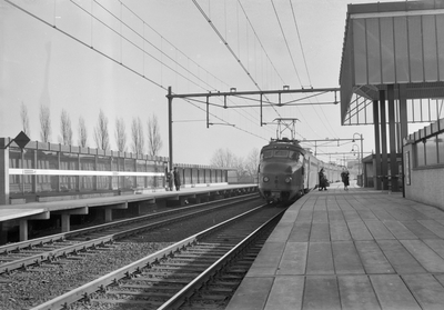 837194 Afbeelding van het electrische treinstel nr. 730 (mat. 1954, plan F) langs het perron van het N.S.-station ...